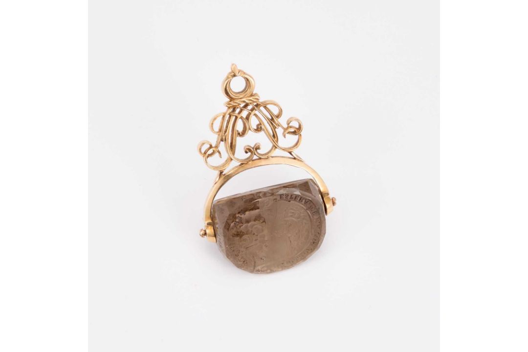 A GOLD-MOUNTED SMOKEY QUARTZ SWIVEL FOB - Image 3 of 3