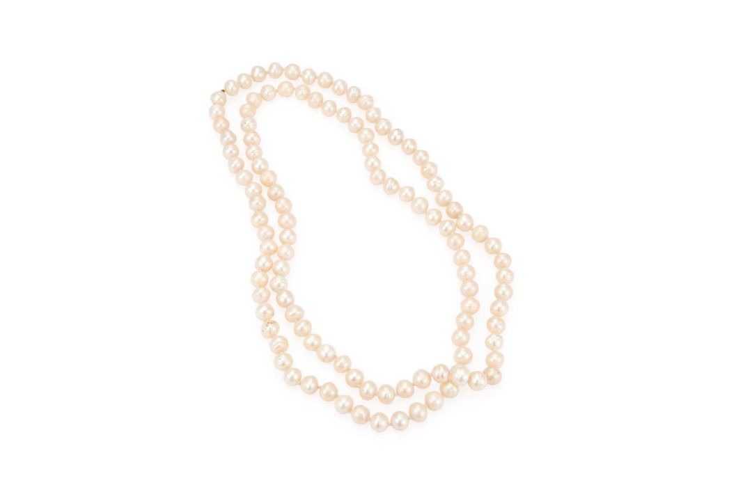 A CULTURED PEARL NECKLACE - Image 1 of 2