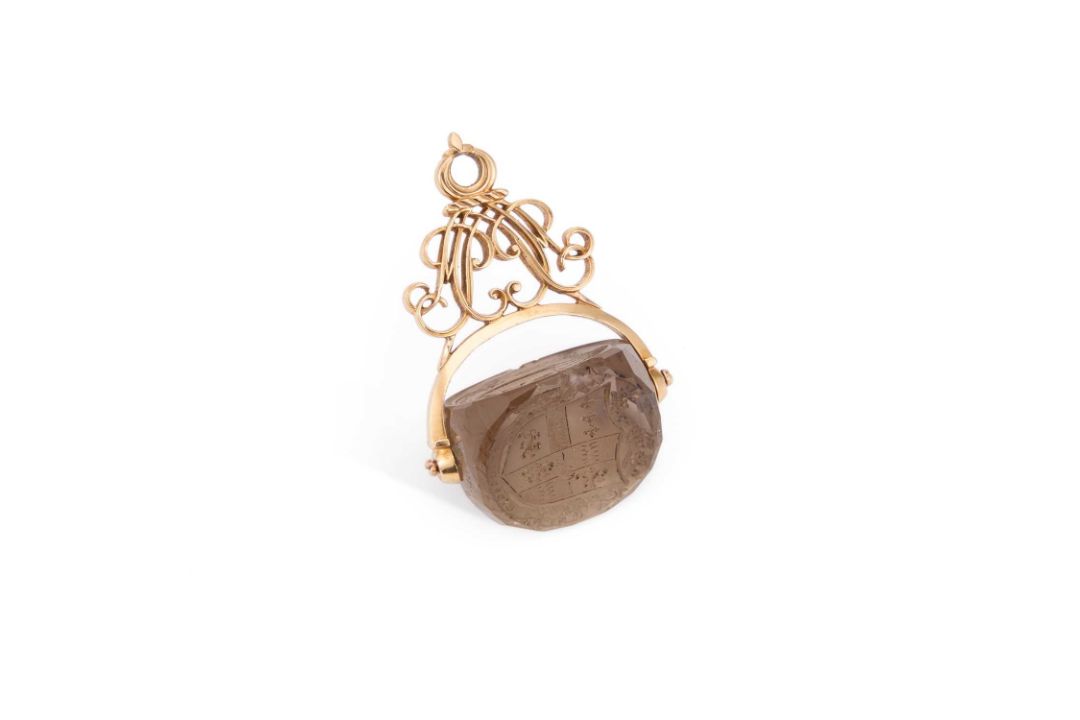 A GOLD-MOUNTED SMOKEY QUARTZ SWIVEL FOB - Image 1 of 3