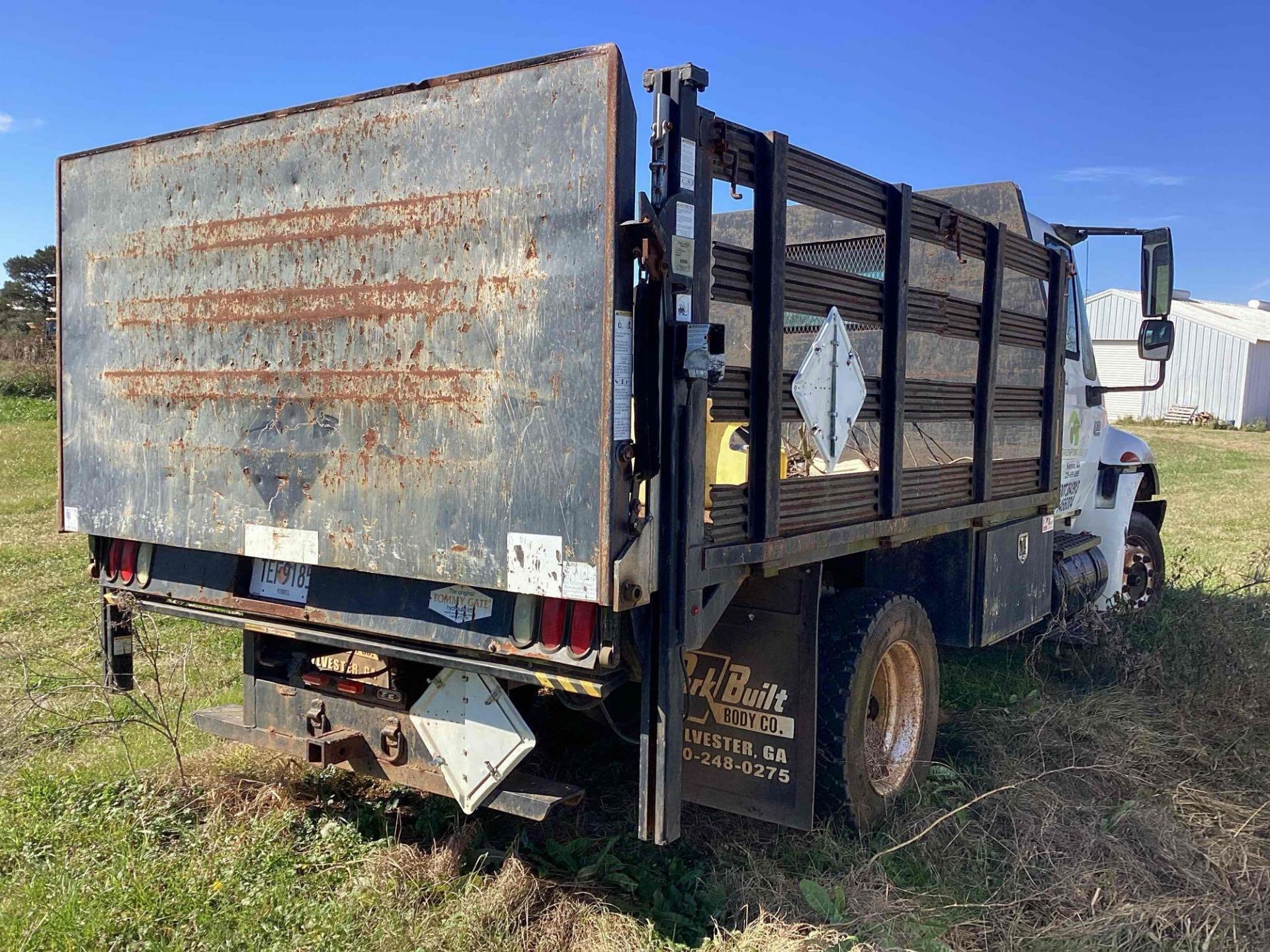 2003 International 4300 Flatbed Truck w/ Liftgate - Inoperable - 7.6L DT466 Diesel Engine - Image 5 of 23