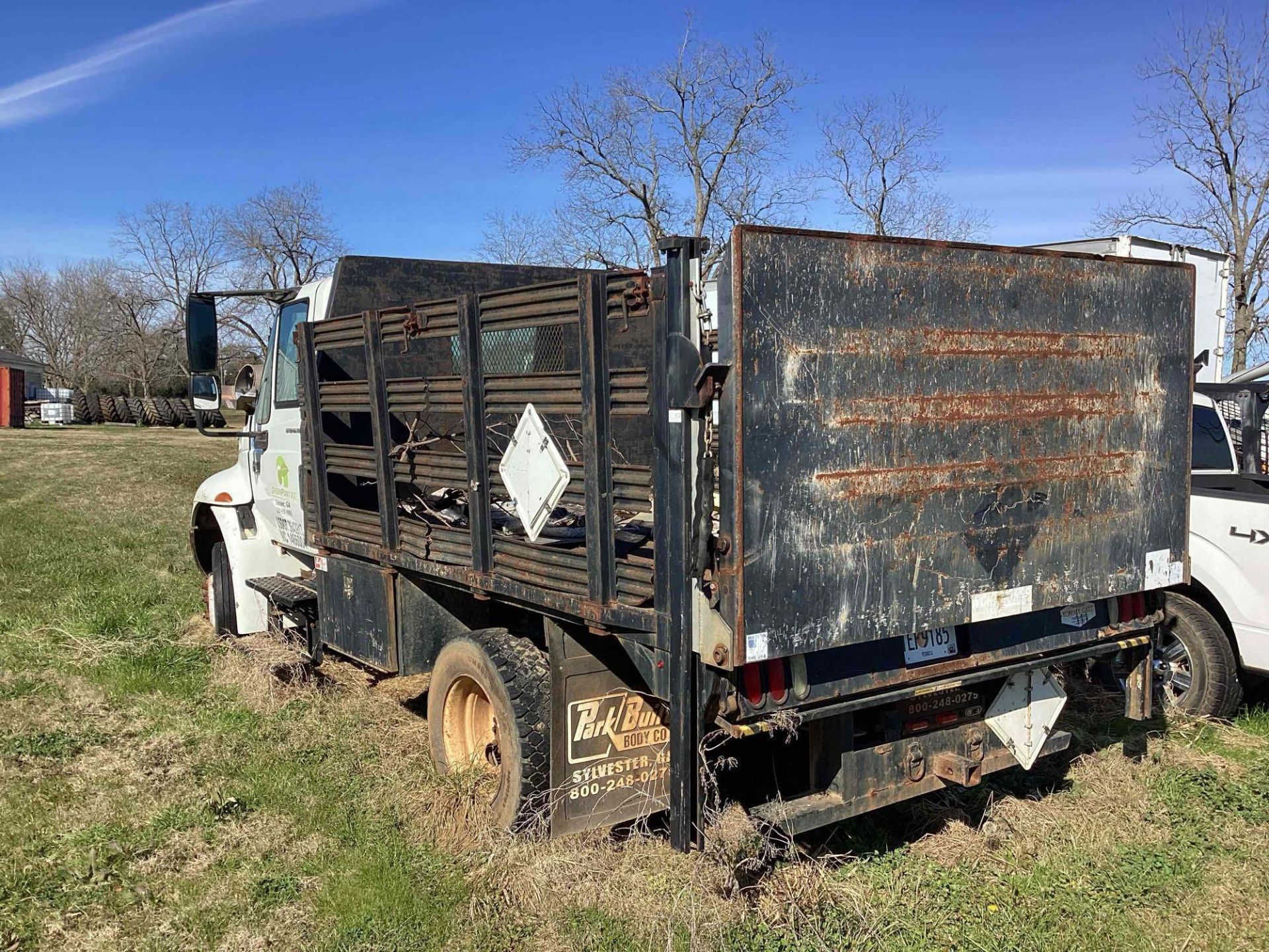 2003 International 4300 Flatbed Truck w/ Liftgate - Inoperable - 7.6L DT466 Diesel Engine - Image 7 of 23