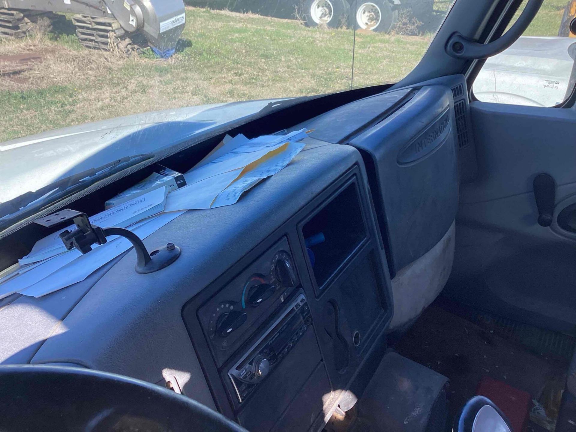 2003 International 4300 Flatbed Truck w/ Liftgate - Inoperable - 7.6L DT466 Diesel Engine - Image 21 of 23