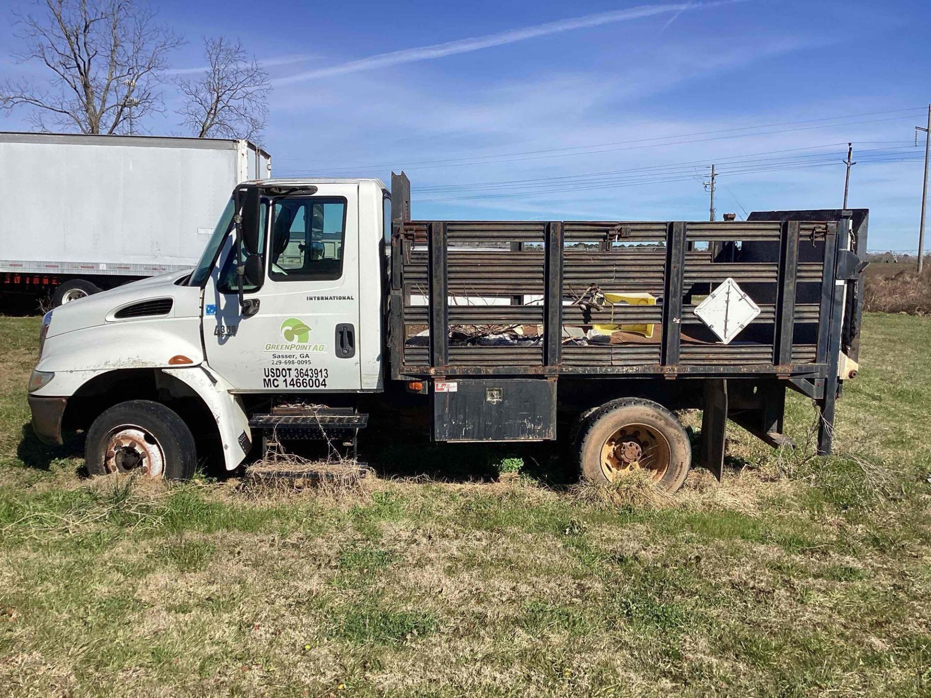 2003 International 4300 Flatbed Truck w/ Liftgate - Inoperable - 7.6L DT466 Diesel Engine - Image 4 of 23