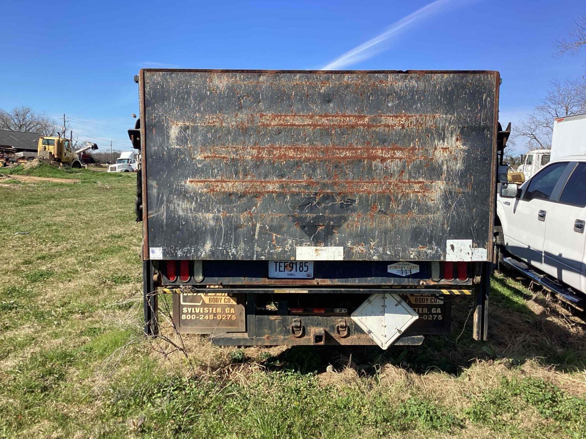 2003 International 4300 Flatbed Truck w/ Liftgate - Inoperable - 7.6L DT466 Diesel Engine - Image 6 of 23