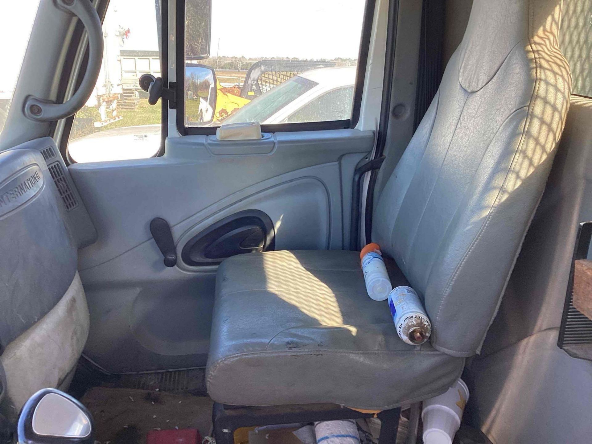 2003 International 4300 Flatbed Truck w/ Liftgate - Inoperable - 7.6L DT466 Diesel Engine - Image 22 of 23