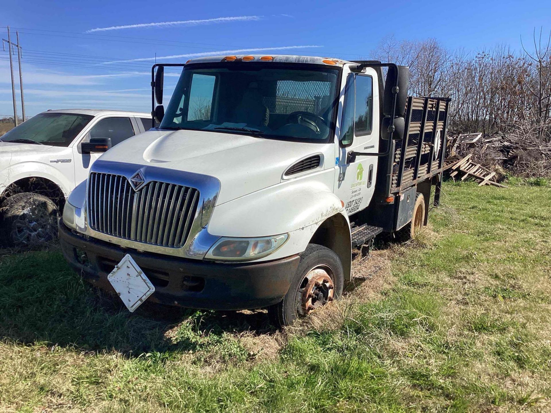 2003 International 4300 Flatbed Truck w/ Liftgate - Inoperable - 7.6L DT466 Diesel Engine - Image 2 of 23