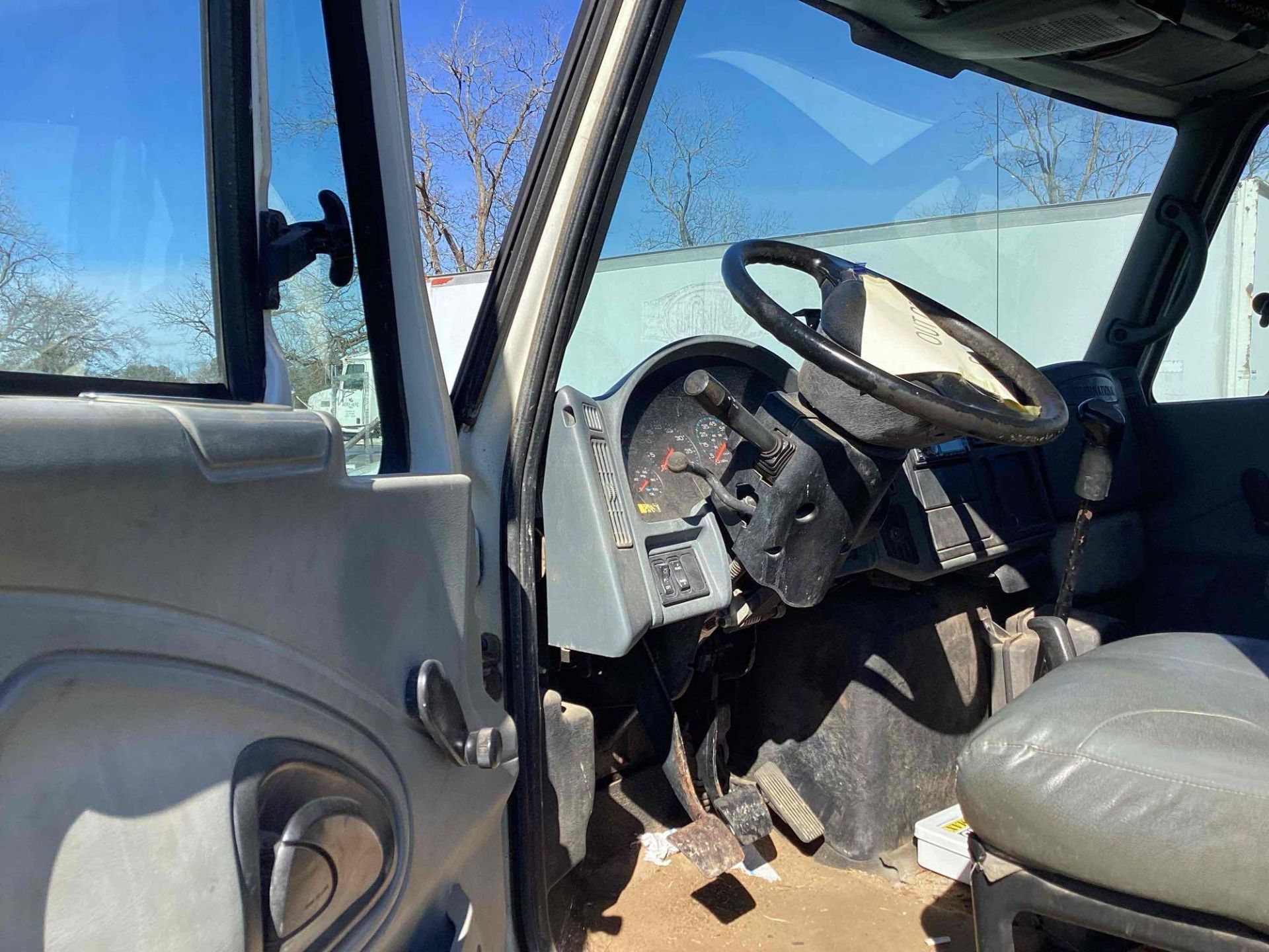 2003 International 4300 Flatbed Truck w/ Liftgate - Inoperable - 7.6L DT466 Diesel Engine - Image 16 of 23