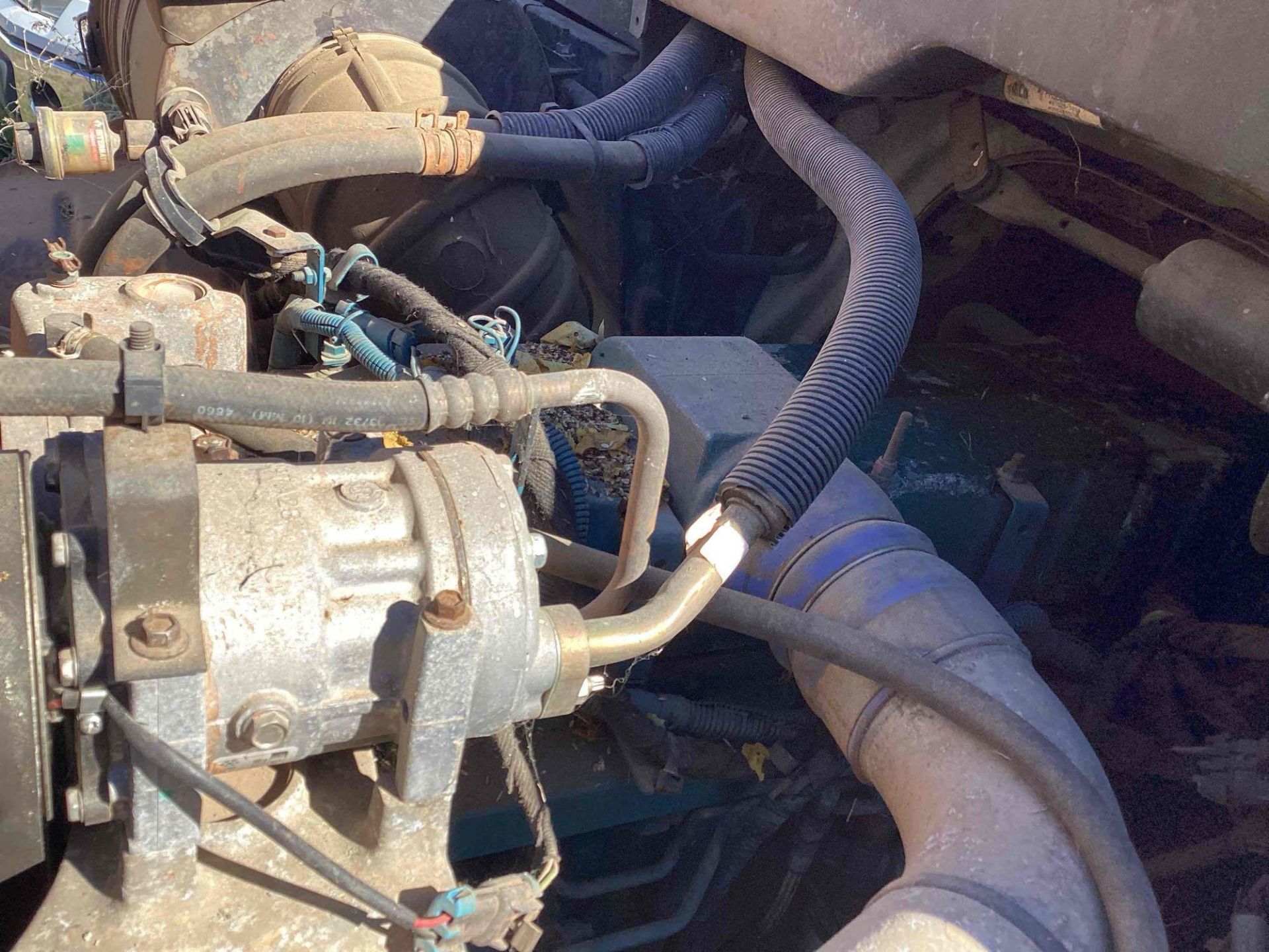 2003 International 4300 Flatbed Truck w/ Liftgate - Inoperable - 7.6L DT466 Diesel Engine - Image 9 of 23