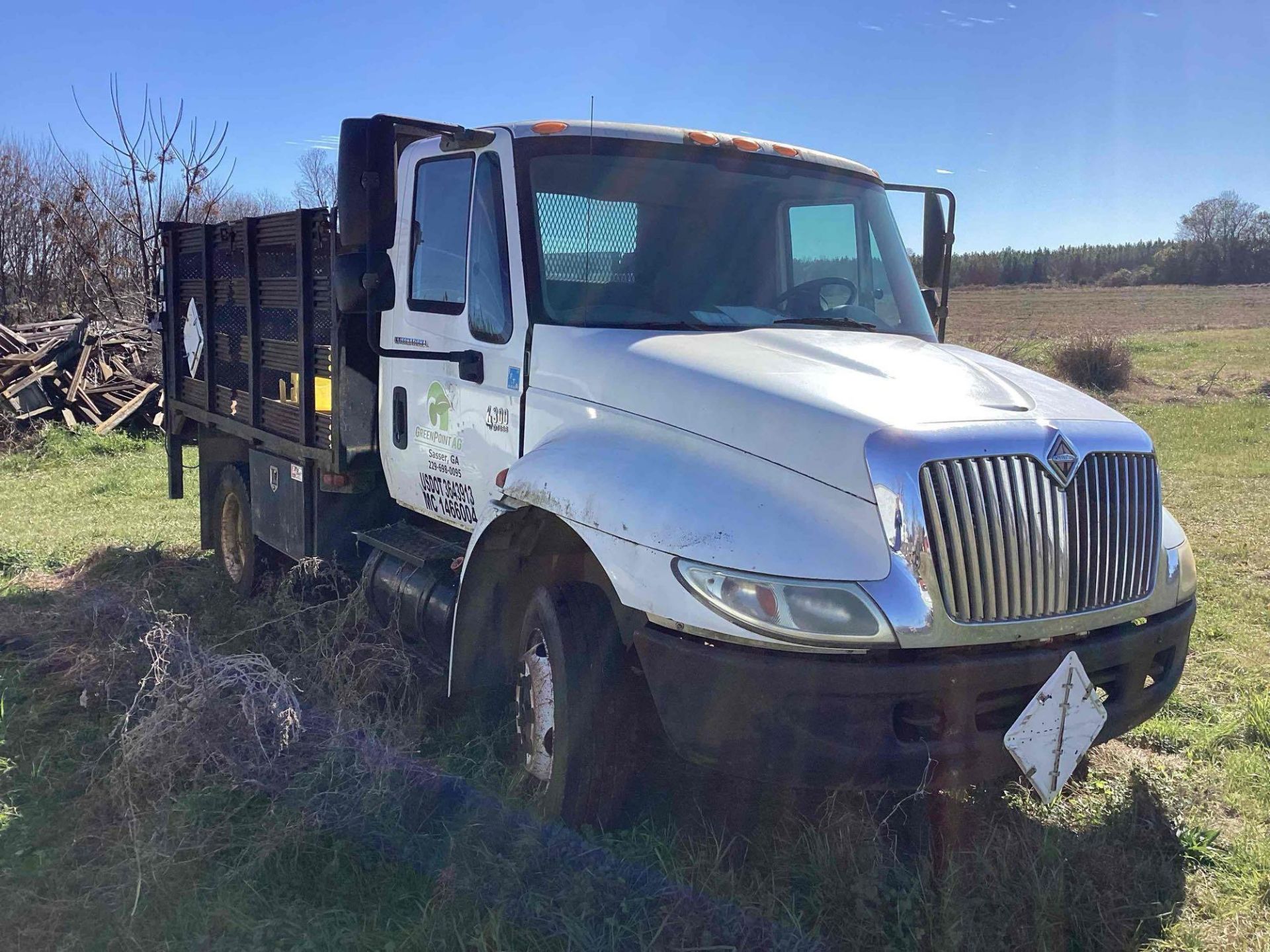 2003 International 4300 Flatbed Truck w/ Liftgate - Inoperable - 7.6L DT466 Diesel Engine - Image 3 of 23