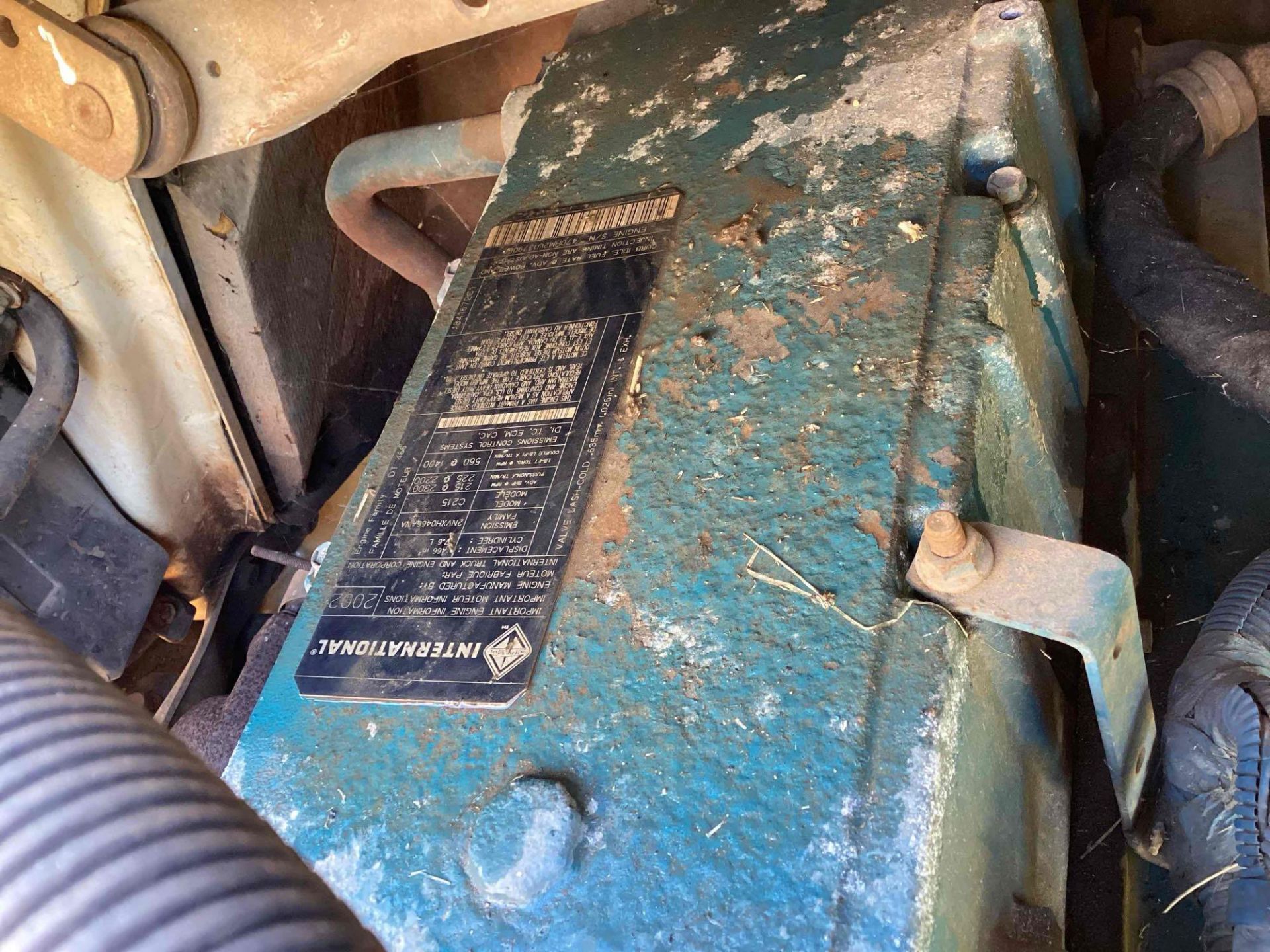 2003 International 4300 Flatbed Truck w/ Liftgate - Inoperable - 7.6L DT466 Diesel Engine - Image 10 of 23