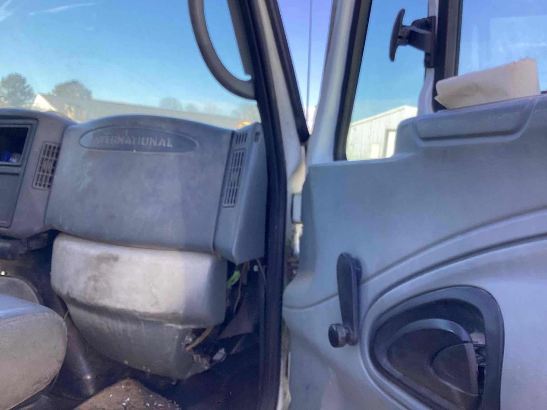 2003 International 4300 Flatbed Truck w/ Liftgate - Inoperable - 7.6L DT466 Diesel Engine - Image 17 of 23