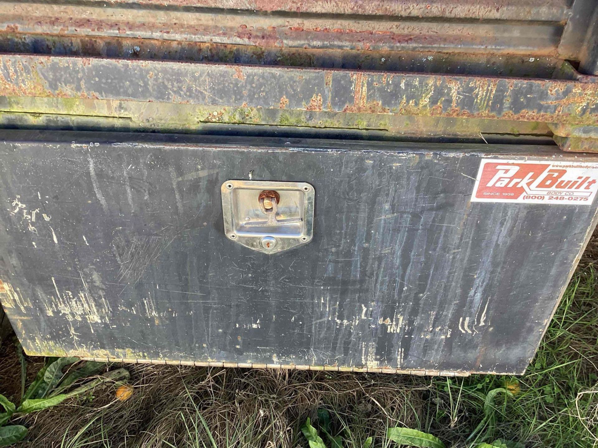 2003 International 4300 Flatbed Truck w/ Liftgate - Inoperable - 7.6L DT466 Diesel Engine - Image 12 of 23