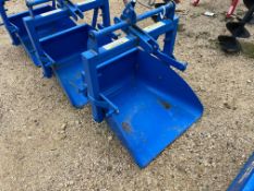 NEW HOLLAND 706 30 INCH 3PT DIRT SCOOP
