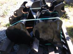 Kubota 24in Quick Attach Compact Excavator Tooth Bucket