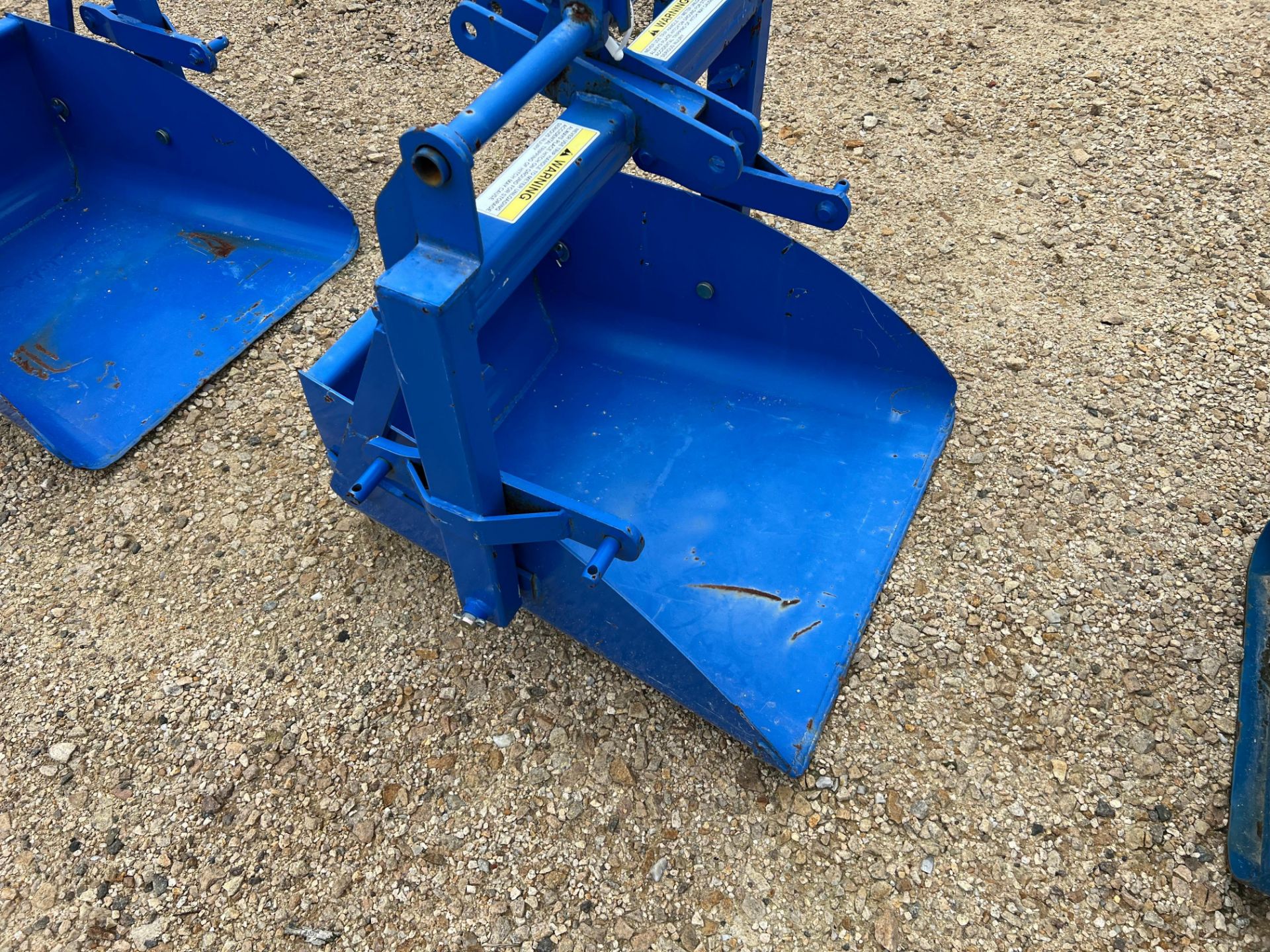 NEW HOLLAND 706 30 INCH 3PT DIRT SCOOP - Image 3 of 4