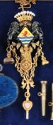 Prunkvolles, antikes Chatelaine in Wappenform mit 2 gegossenen Löwen
