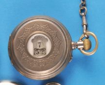 Silbertaschenuhr mit Digital-Anzeige der Stunden und Minuten