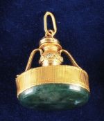 Seltene goldene Berlocke mit Musikspielwerk, mit Ornamenten