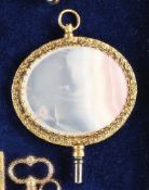 Taschenuhrschlüssel, ovaler rosa/weißer Halbedelstein 