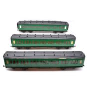 Gauge 1 / G gauge model railway passenger coaches, rack of 3, green bodies.