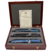 Hornby OO gauge model railway Blue Streak train set, Sir Nigel Gresley, limited edition,