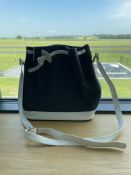Sac bicolore bleu marine et blanc, matière synthétique souple, fermeture par lien coulissant avec