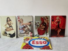 Lot de cinq plaques publicitaires dans le style des plaques émaillées vintage.