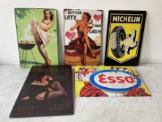 Lot de cinq plaques publicitaires dans le style des plaques émaillées vintage.