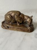 Emmanuel Frémiet (1824-1910), Chat mangeant la souris. Épreuve en bronze signé. Dimensions :