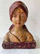 Buste féminin en terre cuite peint représentant une femme coiffée d'un foulard d'un un style d'art