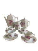 Service à café en porcelaine décoré de roses et filets dorés (7 pièces) Composé de 4 tasses avec
