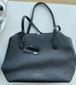 Nine WEST - Grand sac cabas Nine West, noir, texture grainée, anses doubles, pampille décorative.