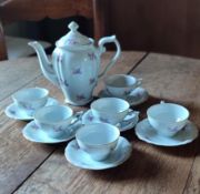 Service à café décoratif en porcelaine blanche à petits motifs floraux roses et violets, avec liseré