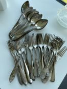 Lot de couverts en métal argenté comprenant un bel ensemble de cuillères et de fourchettes, au décor