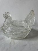 Beurrier (ou sucrier) en verre pressé moulé figurant une poule assise sur son nid, décor en relief à