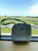 Petit sac bandoulière blanc, format compact, avec détails argentés, fermeture zippée.