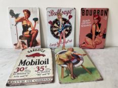 Lot de cinq plaques publicitaires dans le style des plaques émaillées vintage.