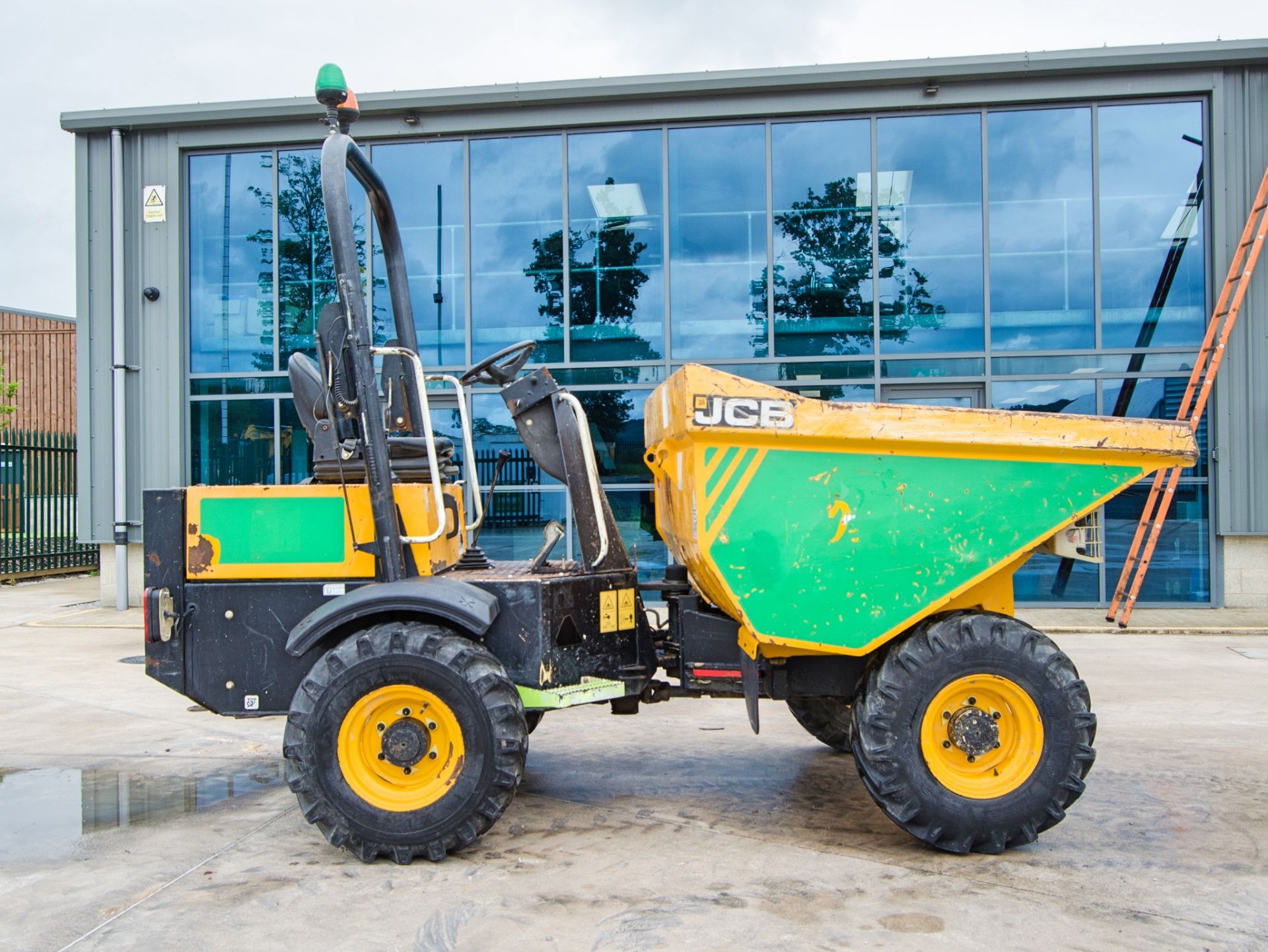 JCB 3 tonne straight skip dumper Year: 2016 S/N: EGGRE9906 Recorded Hours: 1179 A727001 - Image 8 of 22