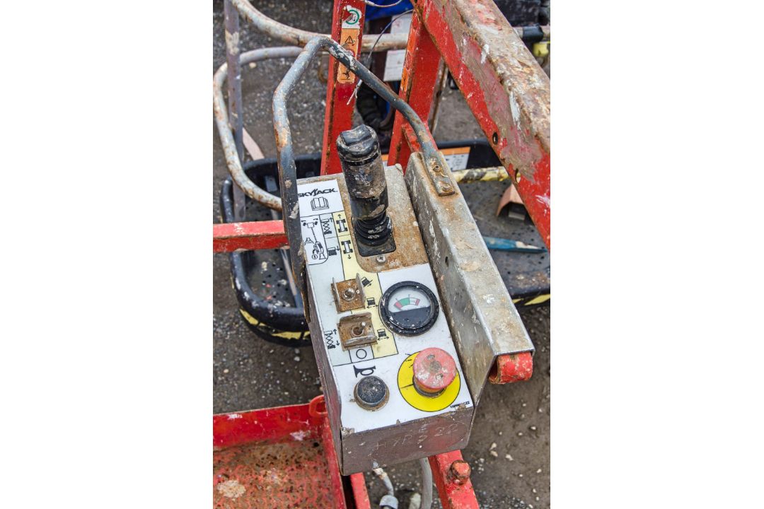 Skyjack SJIII 3219 battery electric scissor lift access platform Year: 2015 S/N: 22071835 HYP377 - Image 6 of 7