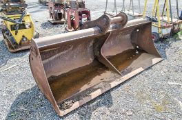 Geth 8ft digging bucket Pin diameter: 80mm Pin centres: 470mm Pin width: 310mm