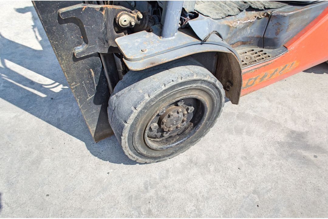 Toyota Tonero 30 3 tonne gas powered fork lift truck Year: 2009 S/N: 028FG130 Recorded Hours: 10,131 - Image 13 of 22