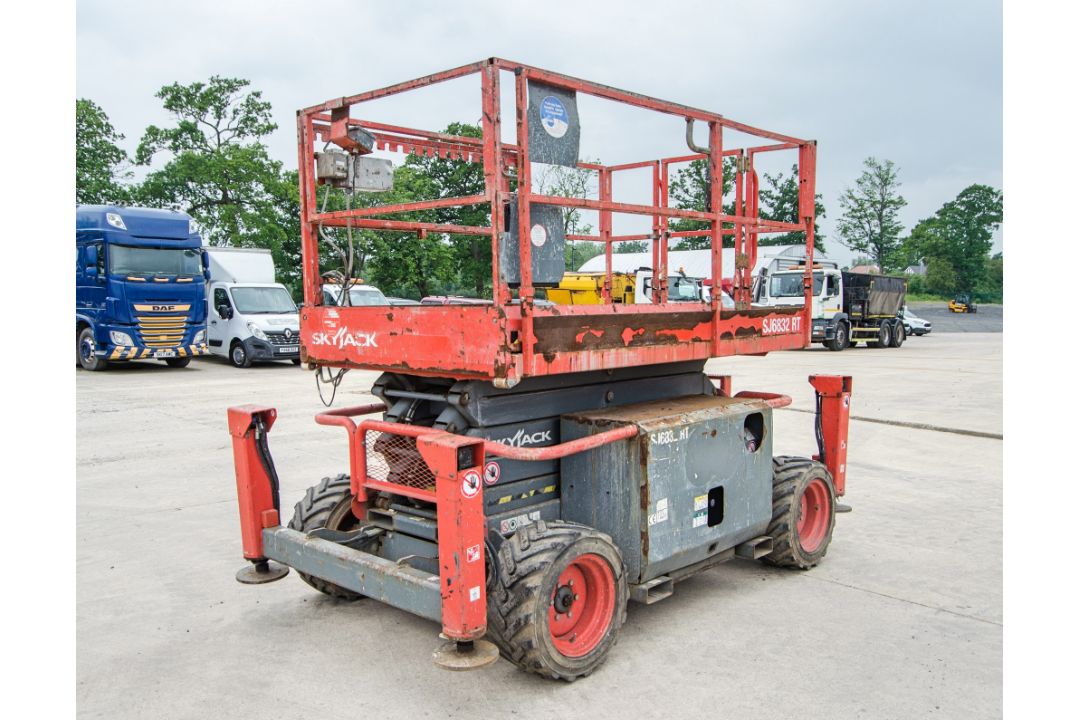 Skyjack SJ6832RT diesel driven scissor lift access platform Year: 2016 S/N: 37007663 Recorded Hours: - Image 3 of 18