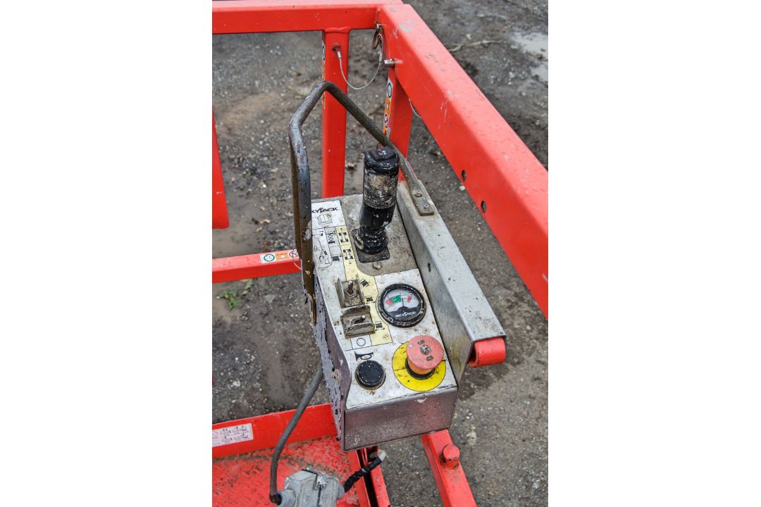 Skyjack SJIII 3219 battery electric scissor lift access platform Year: 2016 S/N: 22087836 HYP411 - Image 8 of 9