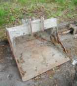 Rhinox 3ft digging bucket Pin diameter: 45mm Pin centres: 340mm Pin width: 170mm EX1022