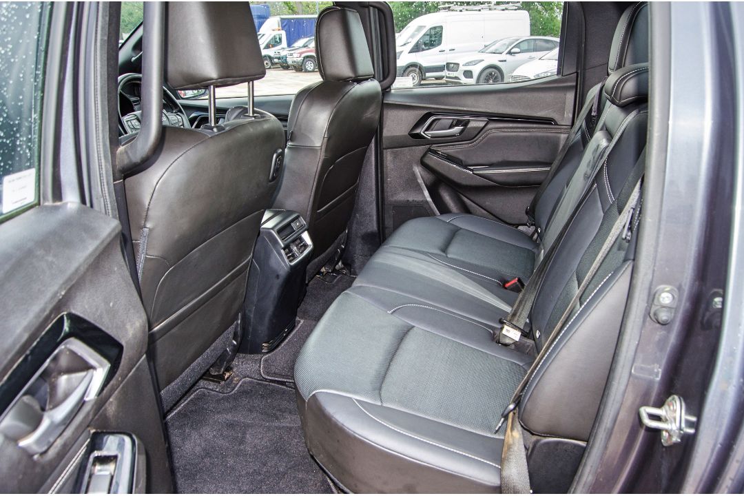 Isuzu D-Max V-Cross 1898cc diesel 6 speed manual double cab pick up Registration Number: SL72 URY - Image 20 of 33