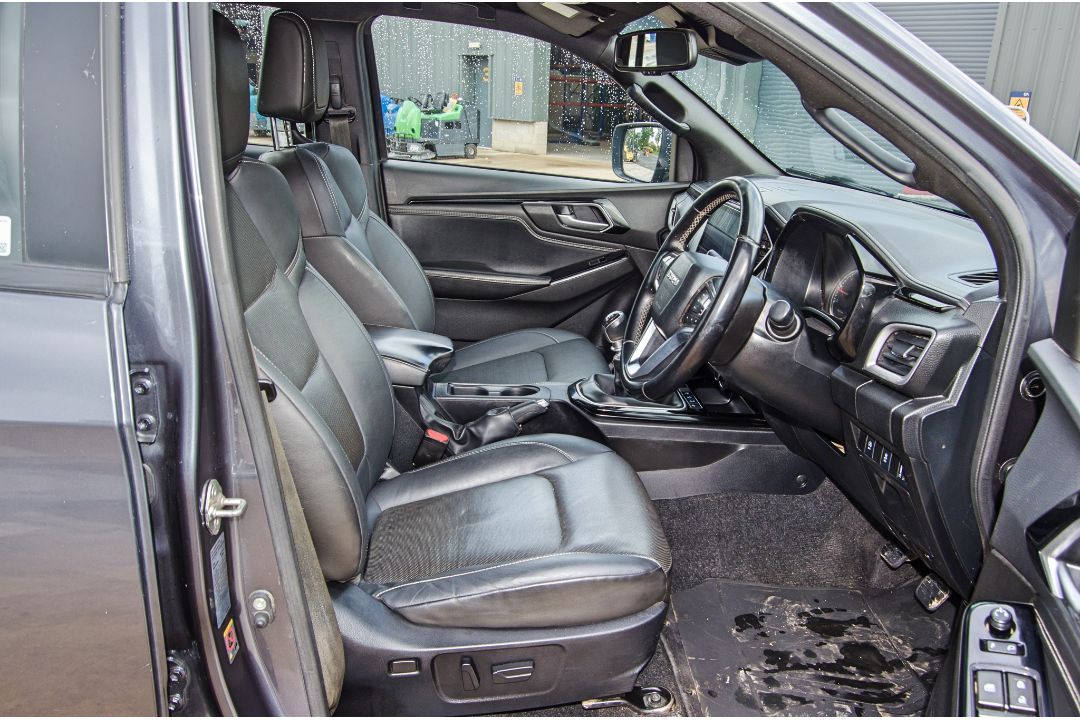 Isuzu D-Max V-Cross 1898cc diesel 6 speed manual double cab pick up Registration Number: SL72 URY - Image 17 of 33