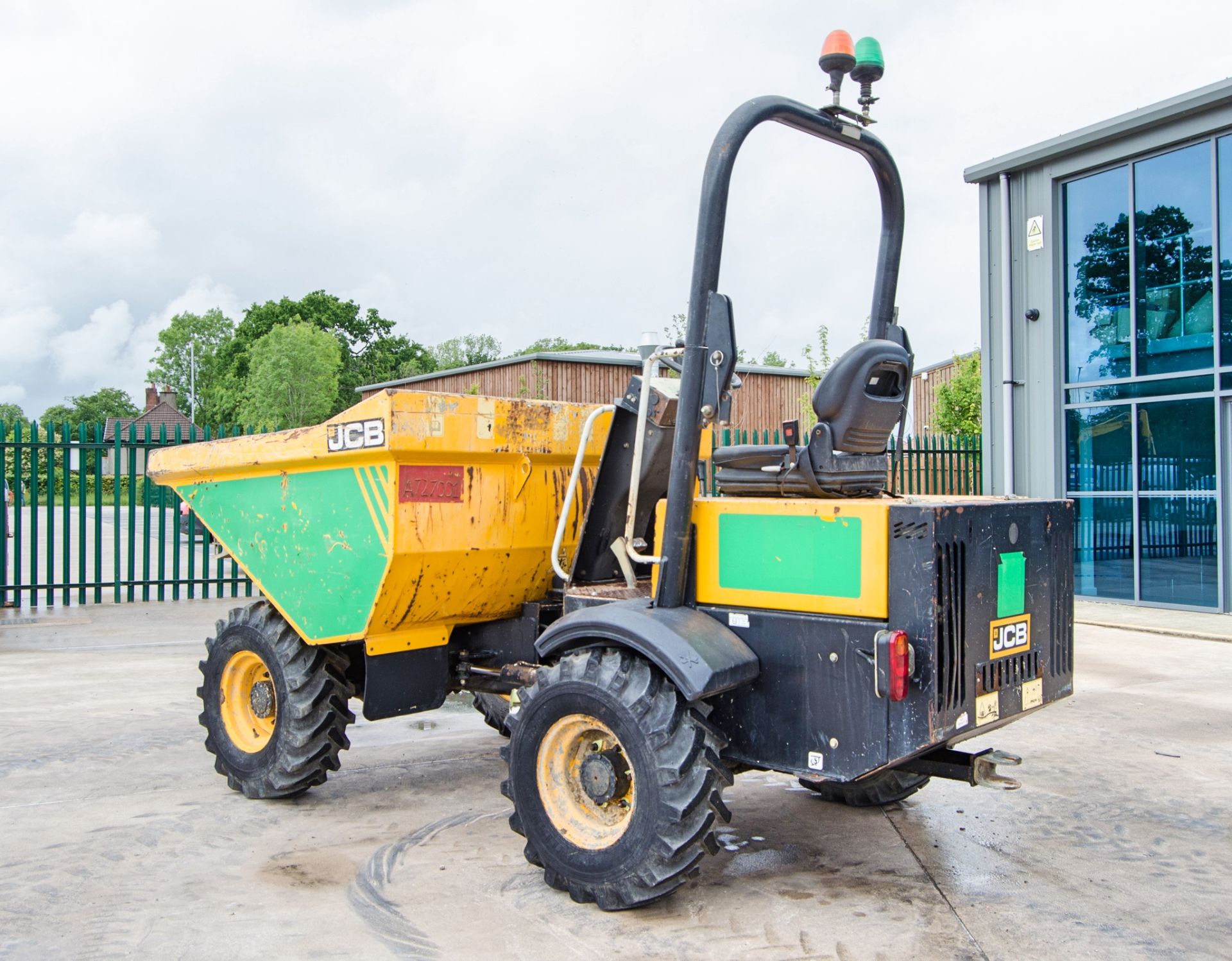 JCB 3 tonne straight skip dumper Year: 2016 S/N: EGGRE9906 Recorded Hours: 1179 A727001 - Image 3 of 22