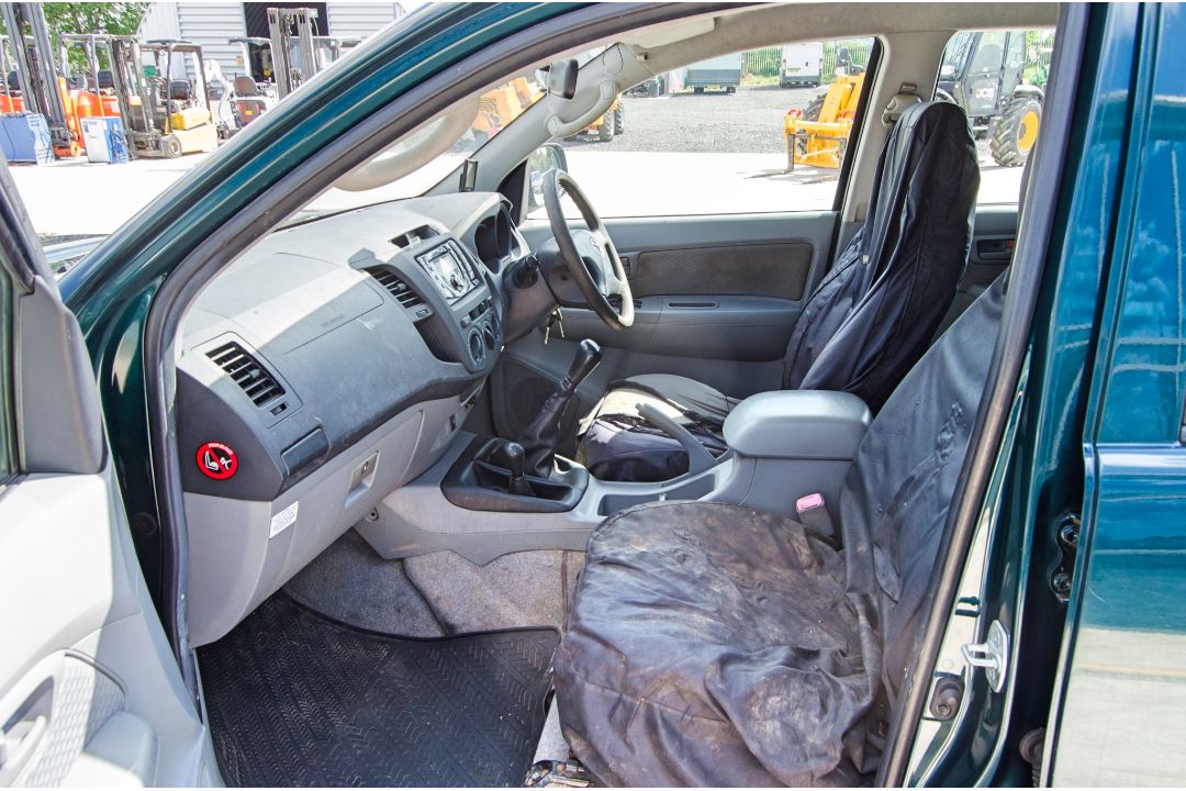 Toyota Hilux HL2 D-4D 2494cc diesel 5 speed manual 4 wheel drive double cab pick up Registration - Image 20 of 32
