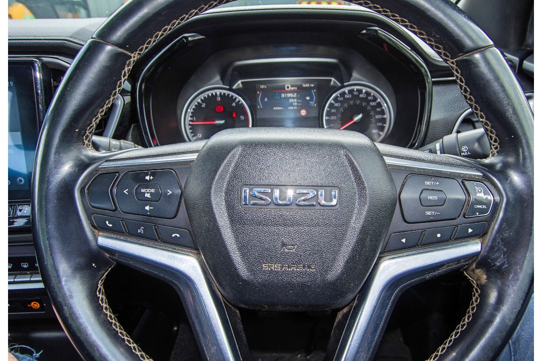 Isuzu D-Max V-Cross 1898cc diesel 6 speed manual double cab pick up Registration Number: SL72 URY - Image 26 of 33