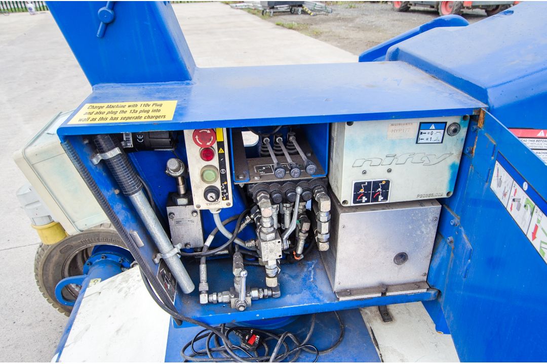 Nifty HR12 diesel/battery electric articulated boom access platform Year: 2011 S/N: 1220608 HYP117 - Image 9 of 15